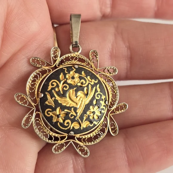 Relisted - Vintage Damascene pendant bird gold tone black - Picture 6 of 9